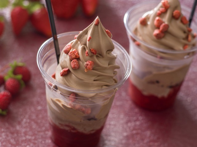 スペシャルサンデー（チョコ＆ストロベリー） 780 円販売店舗：東京ディズニーランド「アイスクリームコーン」