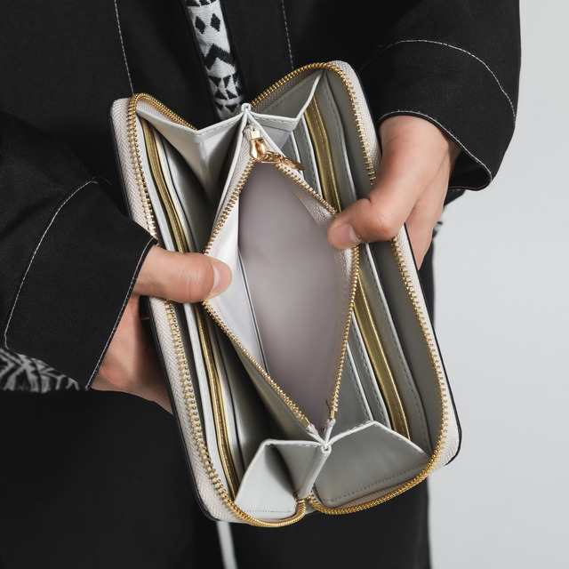 「アルベド モデル 財布」16,500円（税込）（C）丸山くがね・KADOKAWA刊／オーバーロード4製作委員会