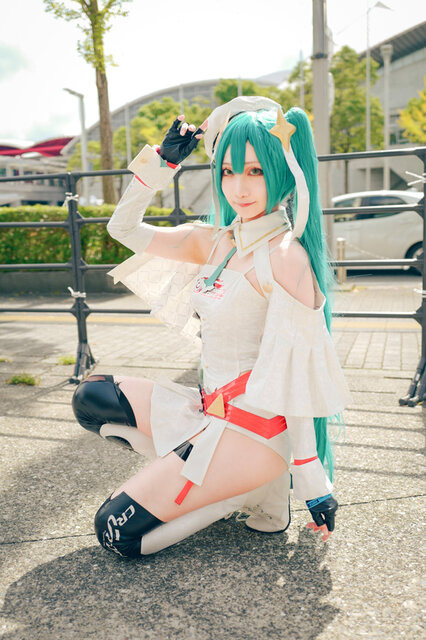 初音ミク（レーシングミク2023ver.）／もち（X：@nanase_cospl）