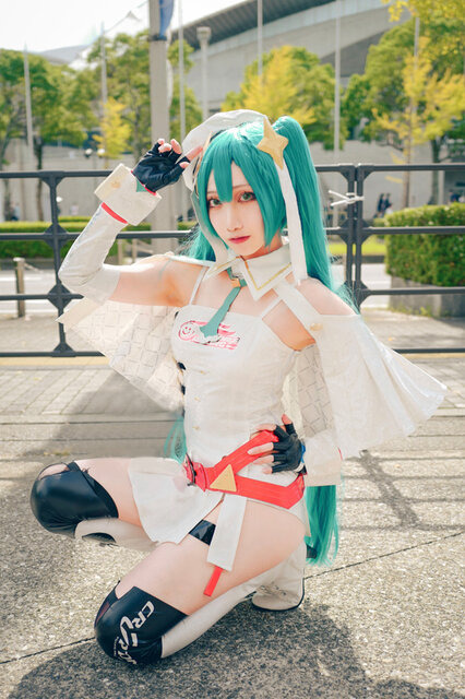 初音ミク（レーシングミク2023ver.）／もち（X：@nanase_cospl）