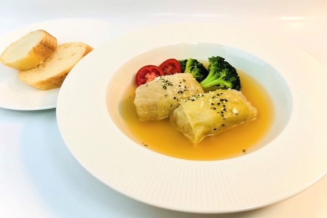 「TVアニメ『東京リベンジャーズ』コラボカフェ『Hang Out』in Live Cafe Mixa」オニオンコンソメのロールキャベツ（花垣武道）（C）和久井健・講談社／アニメ「東京リベンジャーズ」製作委員会