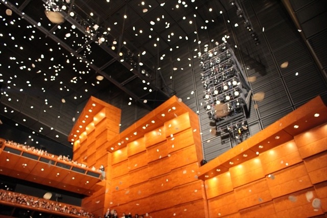 キャストは顔で選んだ？「バケモノの子」”チコ”が舞い降りる客席に、観客大興奮