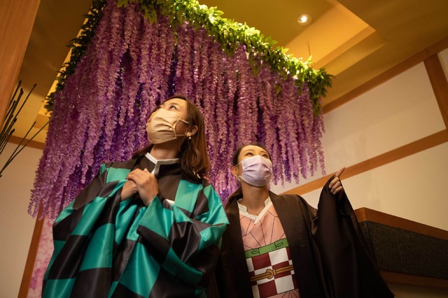 「藤の花の食事処」（C）吾峠呼世晴／集英社・アニプレックス・ufotable TM & （C） Universal Studios. All rights reserved.