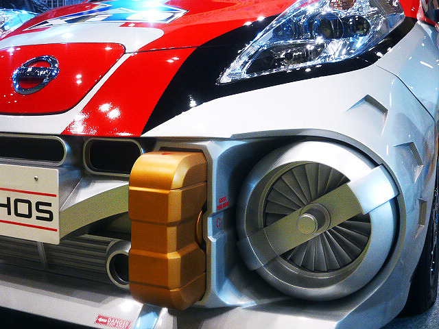 日産は、7月14日からテレビ東京系でオンエアされる『ウルトラマンX』に登場する架空の乗り物、ジオアトスを展示（東京おもちゃショー2015）