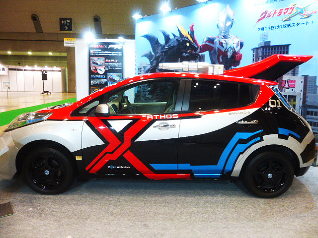 日産は、7月14日からテレビ東京系でオンエアされる『ウルトラマンX』に登場する架空の乗り物、ジオアトスを展示（東京おもちゃショー2015）