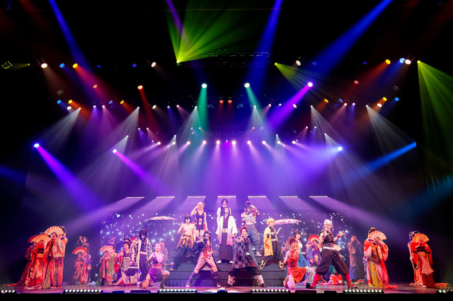 『舞台「鬼滅の刃」其ノ肆 遊郭潜入』舞台写真（C）吾峠呼世晴／集英社（C）舞台「鬼滅の刃」製作委員会