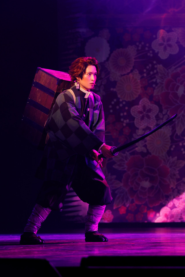 『舞台「鬼滅の刃」其ノ肆 遊郭潜入』舞台写真（C）吾峠呼世晴／集英社（C）舞台「鬼滅の刃」製作委員会