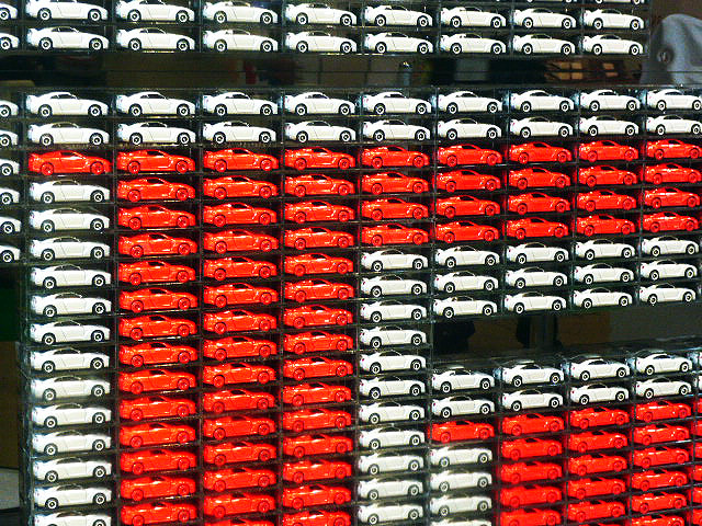 日産は、『GT-R』のトミカ（タカラトミー）400個で描いた「GT-R」のオブジェも展示（東京おもちゃショー2015）