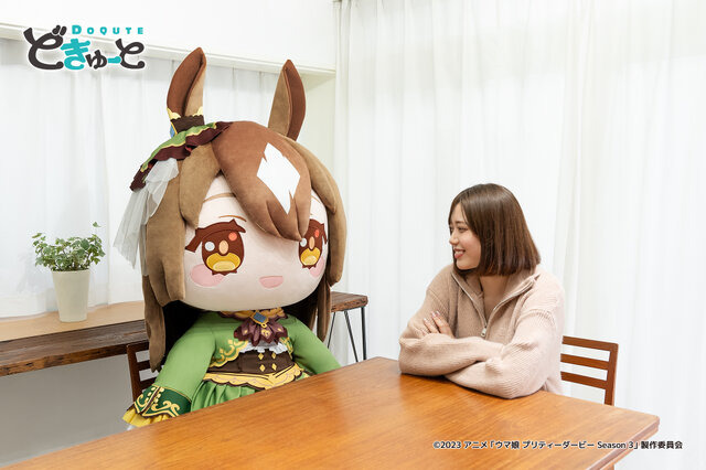 で、デカすぎる！『ウマ娘』キタサンブラック、サトノダイヤモンドが「約100cm超えの超特大ぬいぐるみ」になって登場