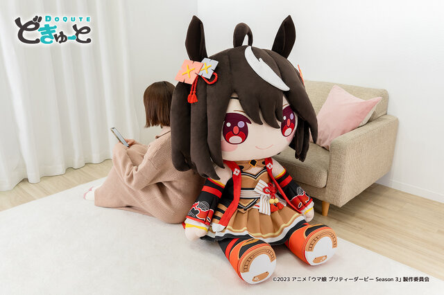 で、デカすぎる！『ウマ娘』キタサンブラック、サトノダイヤモンドが「約100cm超えの超特大ぬいぐるみ」になって登場