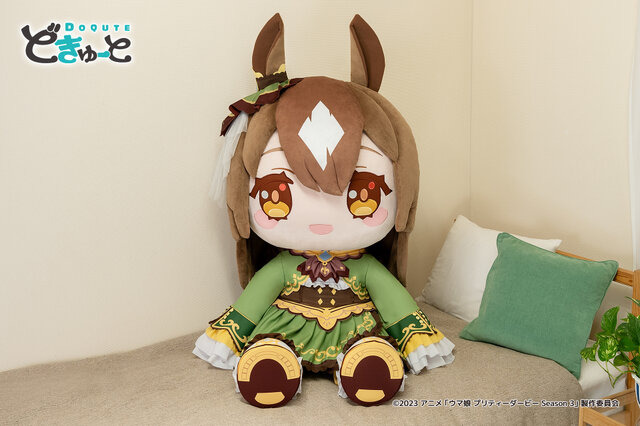 で、デカすぎる！『ウマ娘』キタサンブラック、サトノダイヤモンドが「約100cm超えの超特大ぬいぐるみ」になって登場