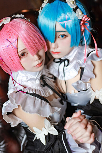 『Re:ゼロから始める異世界生活』レム：つばさび（X：@tsubasabi）、ラム：ひな（X： @Rinda_Hina_）／撮影：るー（X：@gurugurulu）