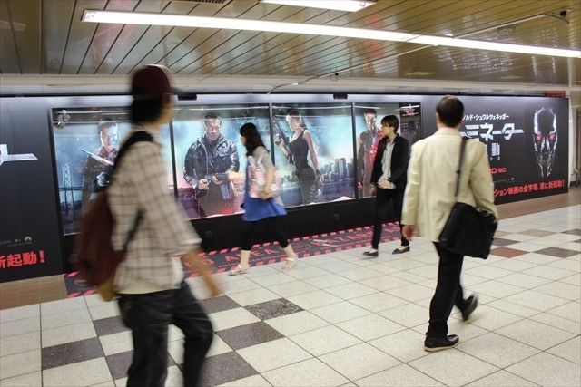 新宿に新旧ターミネーターが並ぶ新名所誕生！通り過ぎるとセンサーが感知して…