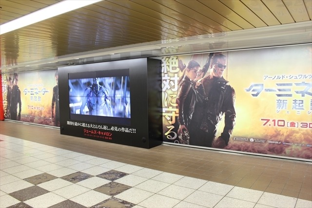 新宿に新旧ターミネーターが並ぶ新名所誕生！通り過ぎるとセンサーが感知して…