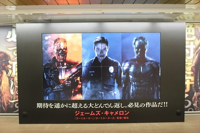 新宿に新旧ターミネーターが並ぶ新名所誕生！通り過ぎるとセンサーが感知して…