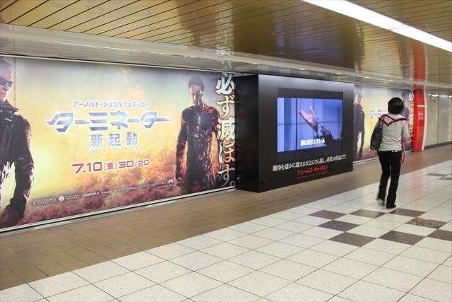 新宿に新旧ターミネーターが並ぶ新名所誕生！通り過ぎるとセンサーが感知して…