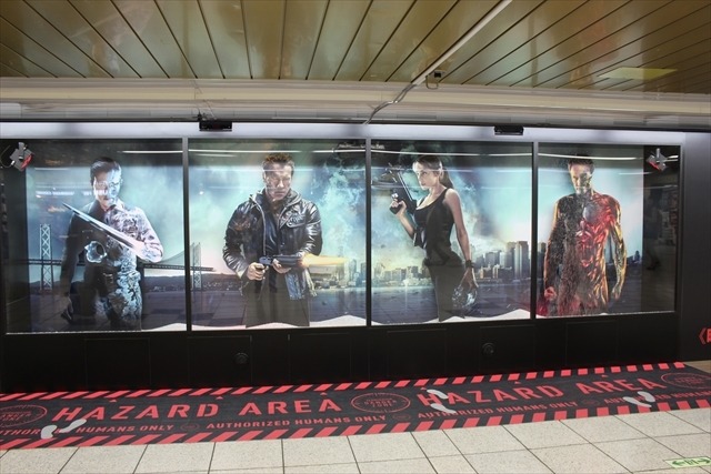 新宿に新旧ターミネーターが並ぶ新名所誕生！通り過ぎるとセンサーが感知して…