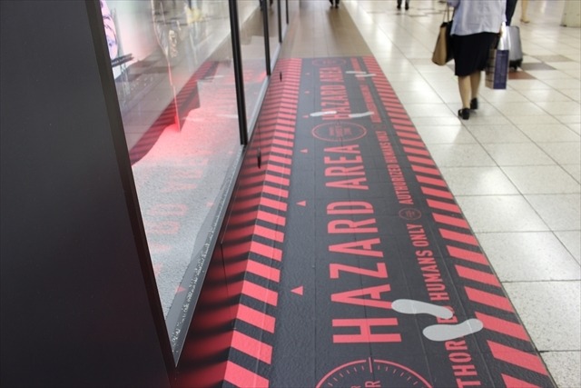 新宿に新旧ターミネーターが並ぶ新名所誕生！通り過ぎるとセンサーが感知して…