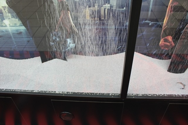 新宿に新旧ターミネーターが並ぶ新名所誕生！通り過ぎるとセンサーが感知して…