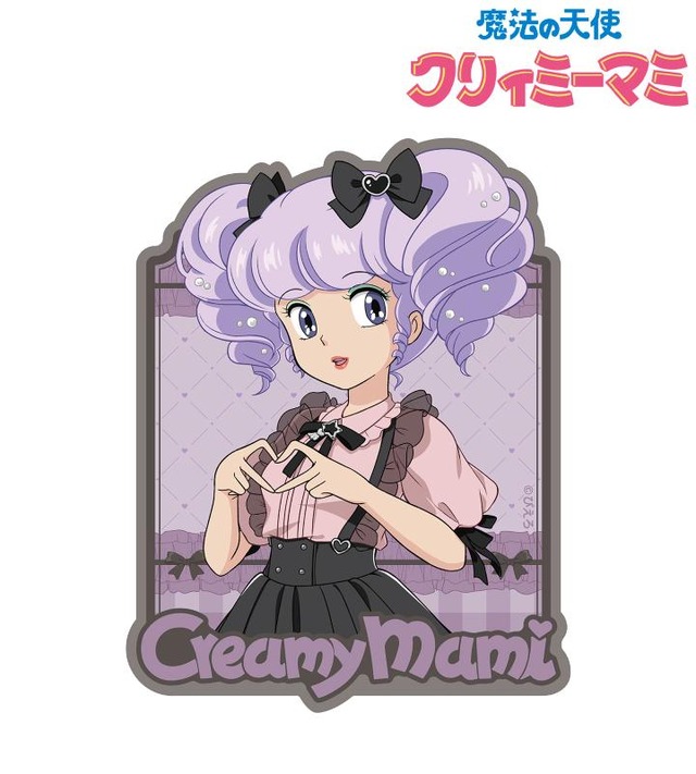 『魔法の天使クリィミーマミ』描き下ろし クリィミーマミ 時代ファッションver. トラベルステッカー（C）ぴえろ
