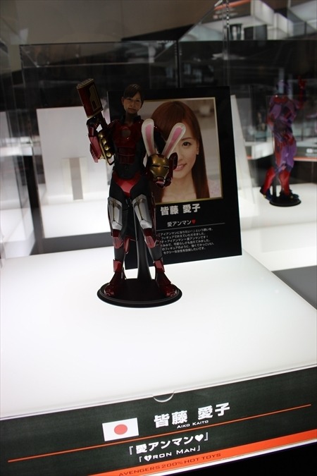 「アベンジャーズ200%ホットトイズ」大ファンの小島瑠璃子と小林麻耶が登壇　オリジナルアイアンマンを披露