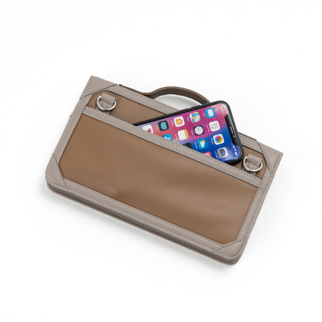 「スマホショルダーマルチケース」15,400円（税込）（C）山田鐘人・アベツカサ／小学館／「葬送のフリーレン」製作委員会