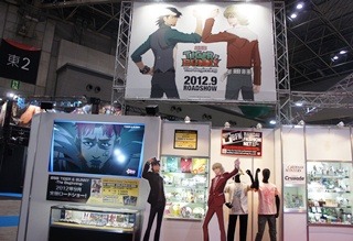 巨大なポスターは劇場版をアピールしている。