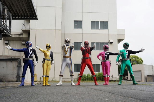 『特捜戦隊デカレンジャー20th ファイヤーボール・ブースター』場面写真（C）2024 東映ビデオ・バンダイ・東映AG・東映（C）東映