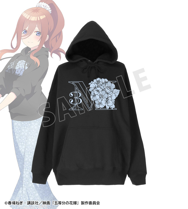 映画『五等分の花嫁』「着用arti-mate BIGシルエットパーカー 描き下ろし フラワーモチーフコーディネートver.」9,900円（税込）（C）春場ねぎ・講談社／映画「五等分の花嫁」製作委員会