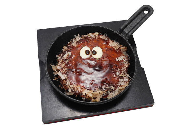 「マクロス超時空フェスティバル［アンコール］ at 東急歌舞伎町タワー」グババのおつまみお好み焼きプレート（C）1984,1994,2021 BIGWEST（C）2007 BIGWEST/MACROSS F PROJECT・MBS（C）2011 BIGWEST/MACROSS F PROJECT（C）Bandai Namco Amusement Inc.