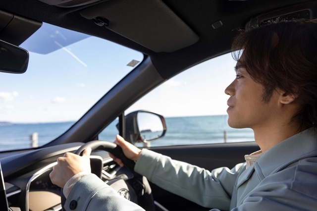 小野賢章、トヨタ「カローラ クロス」で思い出の“あの”場所へ……！のんびりドライブで心をチャージ