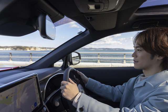 小野賢章、トヨタ「カローラ クロス」で思い出の“あの”場所へ……！のんびりドライブで心をチャージ