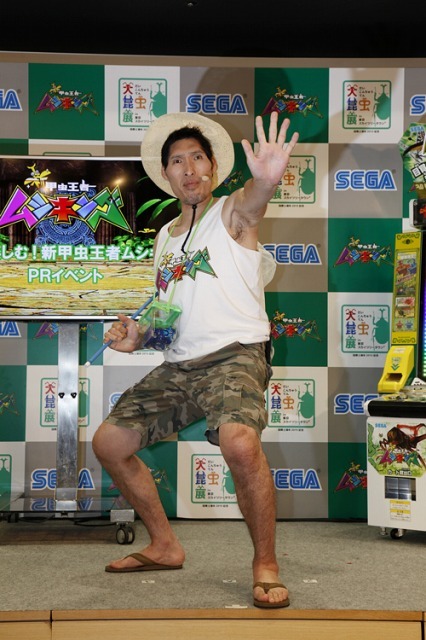 「親子で楽しむ！新甲虫王者ムシキング」ムシキングポーズ