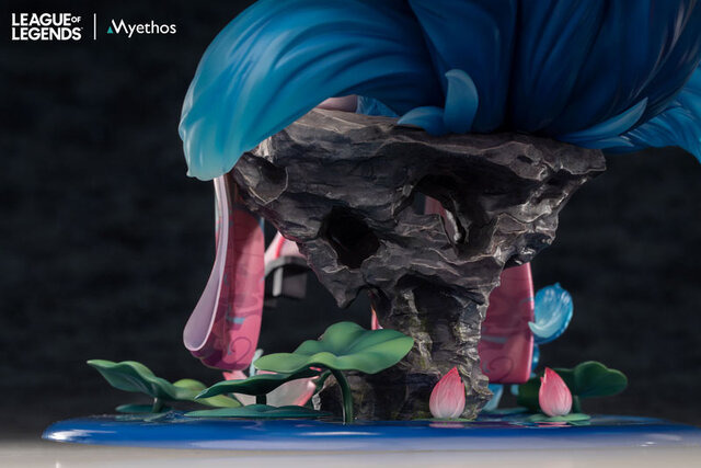 肩から胸元まで大胆な“あの”スキンが立体化！『LoL』アーリの花祭りスキンがフィギュアになって登場