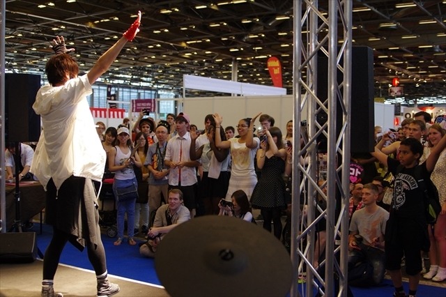 伊勢大貴、フランスでニンニンジャーを踊る 「忍ばず踊ってみた！」 Japan Expoで披露