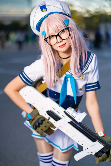 ネオン『勝利の女神:NIKKE』／零崎沙耶（Twitter：@zerozakisaya）、撮影：乃木章