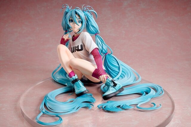 あらわになった太ももがスニーカーに映える！「初音ミク」×米山舞氏のコラボフィギュア締切は3月29まで