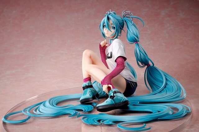 あらわになった太ももがスニーカーに映える！「初音ミク」×米山舞氏のコラボフィギュア締切は3月29まで
