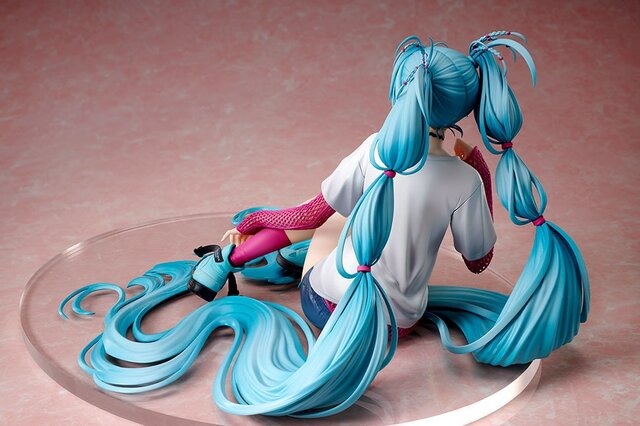 あらわになった太ももがスニーカーに映える！「初音ミク」×米山舞氏のコラボフィギュア締切は3月29まで