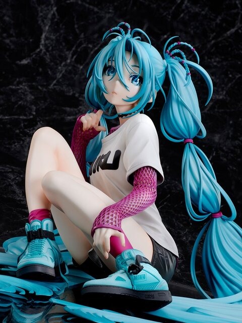 あらわになった太ももがスニーカーに映える！「初音ミク」×米山舞氏のコラボフィギュア締切は3月29まで