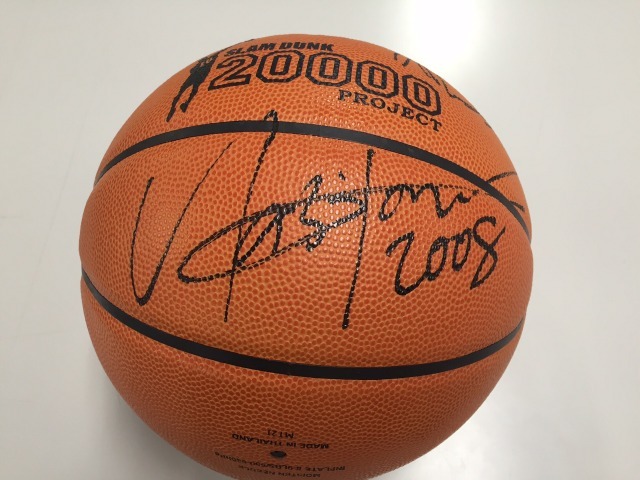 井上雄彦さんのサイン入りバスケットボール