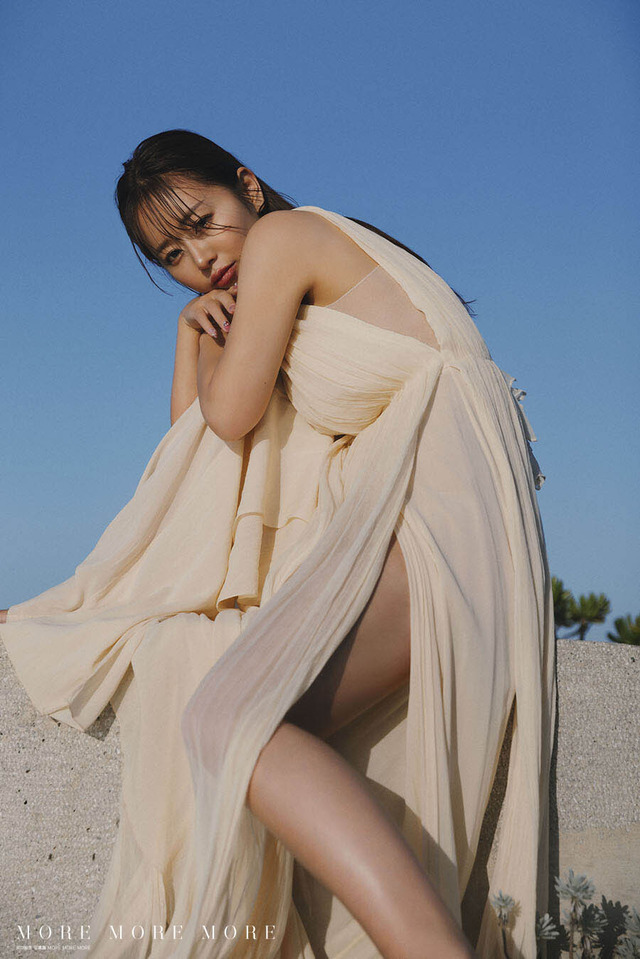 「井口裕香写真集 MORE MORE MORE」掲載カット【撮影／倉本侑磨】