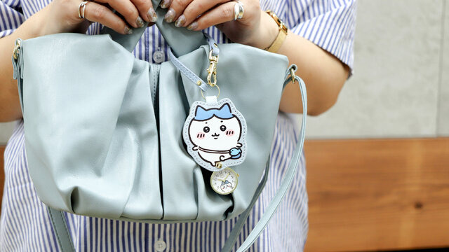 ちいかわのキーチェーンウォッチが可愛すぎる…！ダイカットポーチの中に時計を収納ー文字盤がキュートなレザー腕時計など、身につけたいアイテムが続々