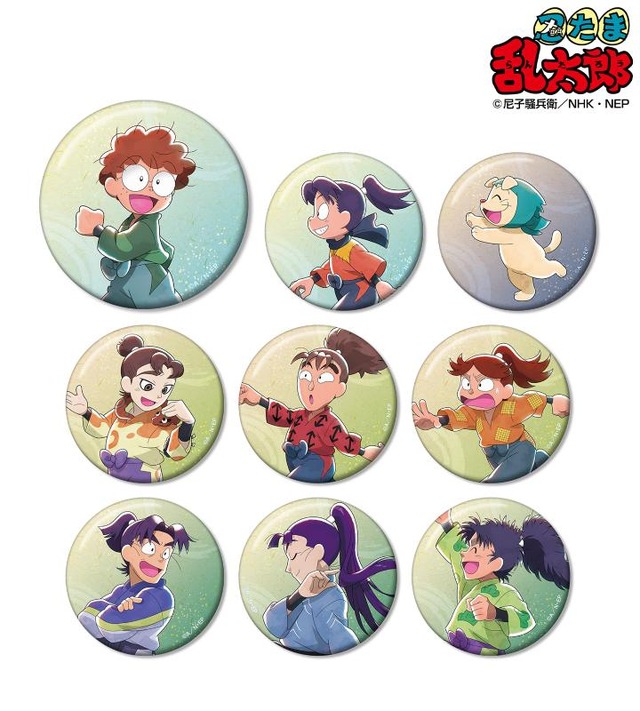 描き下ろし みんなで歩むの段ver. トレーディング缶バッジ ver.A　（C）尼子騒兵衛／NHK・NEP