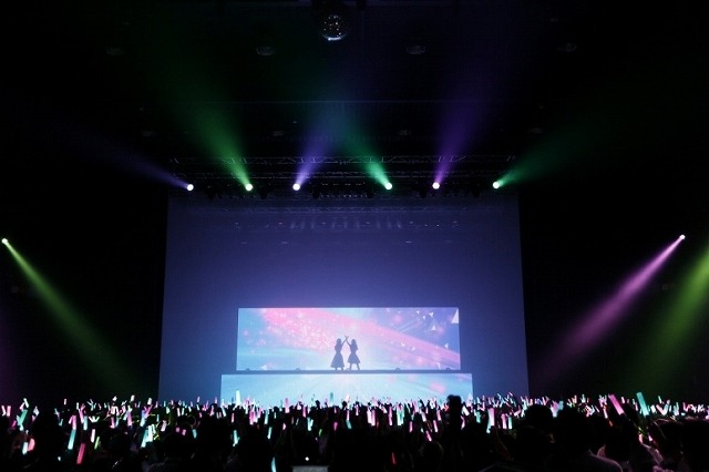 姿を見せたClariSの2人　依然謎に包まれた初のワンマンライブがZepp Tokyoで開催　