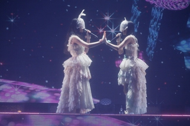 姿を見せたClariSの2人　依然謎に包まれた初のワンマンライブがZepp Tokyoで開催　