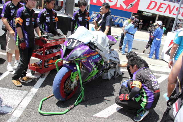 ピット出口閉鎖直前にグリッドについたエヴァRT初号機TRICKSTAR