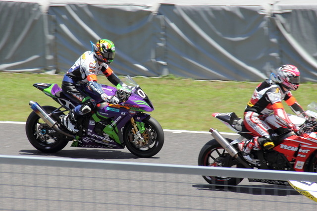 ピット出口閉鎖直前にグリッドについたエヴァRT初号機TRICKSTAR