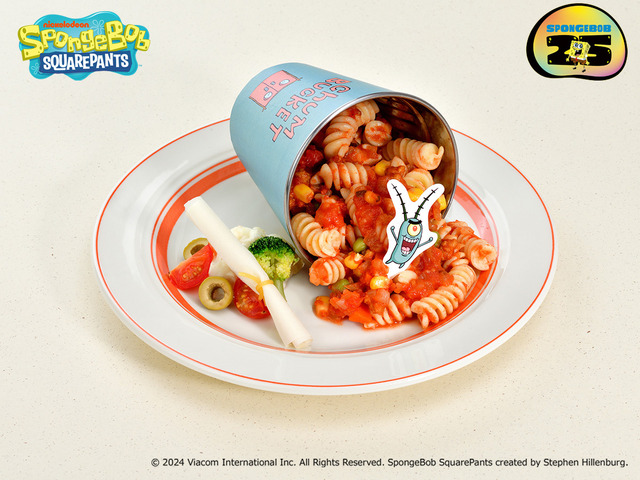 『スポンジ・ボブ』CAFE Secret Recipeメニュー「バケツ亭がひっくり返った？！秘密のレシピを手に入れろ！こぼれバケツのパスタ」