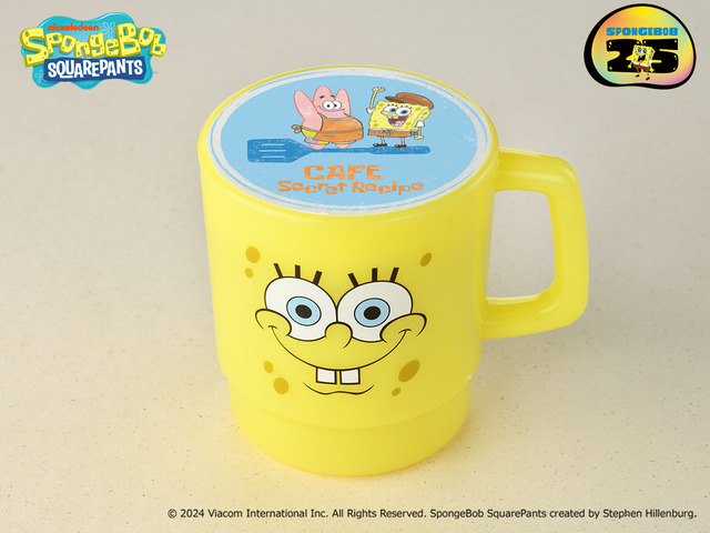 『スポンジ・ボブ』CAFE Secret Recipeメニュー「アートラテ 選べる秘密のソース入り ICE・HOT（定番カフェラテ/いちご/ココナッツ）」